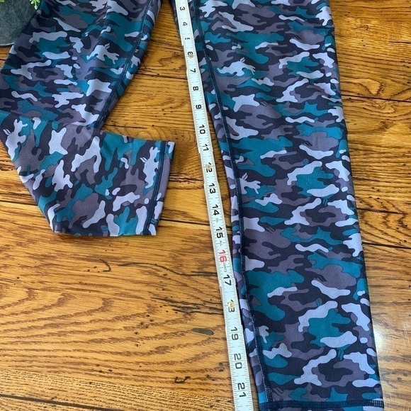 Fabletics Lima Capri Leggings in Camo Size… - Picture 5 of 9